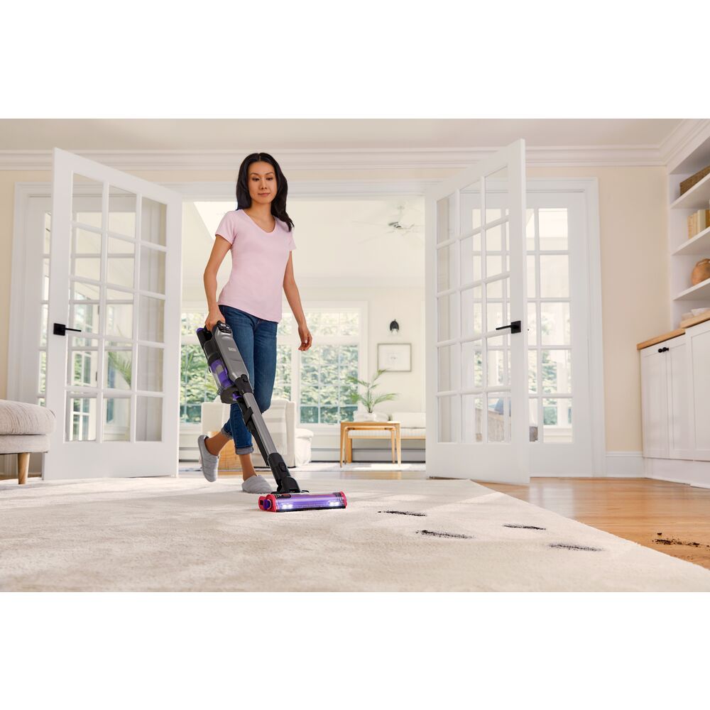 Angled view of the Black-and-decker SUMMITSERIES select Pet cordless stick vacuum.